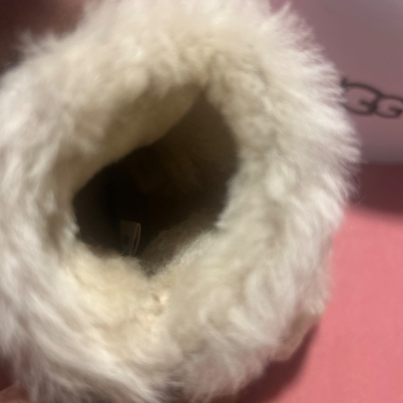 Ugg Sheepskin Mitten With Metal pendent - Picture 4 of 8